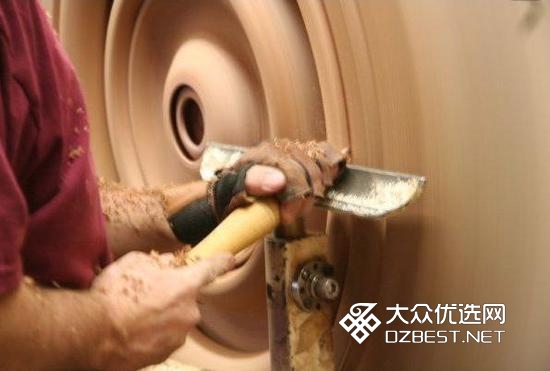 外国男子将废弃木头摇身变成艺术作品