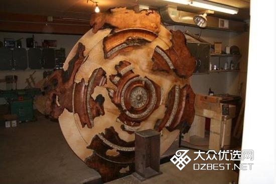 外国男子将废弃木头摇身变成艺术作品