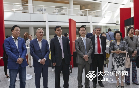 周昌新艺术世界巡回展在荷兰海牙市政厅开幕