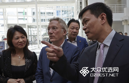 周昌新艺术世界巡回展在荷兰海牙市政厅开幕