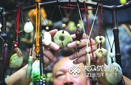 上海15平方米亭子间里雪藏近2万件珍品