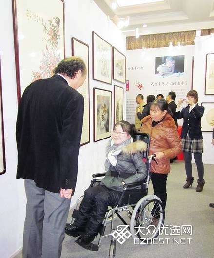 她的手只能移动5cm 画作却大受欢迎