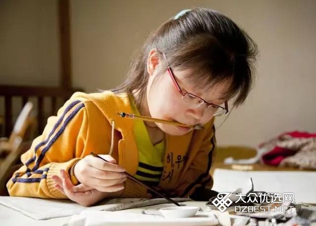 她的手只能移动5cm 画作却大受欢迎