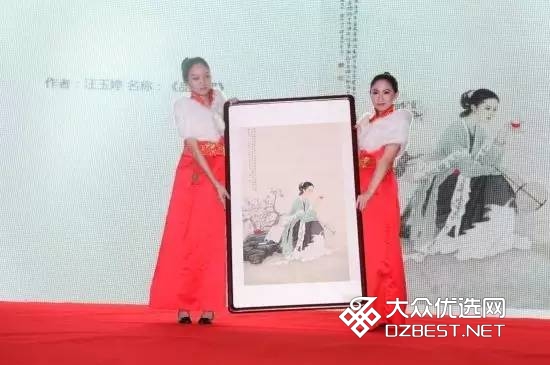 她的手只能移动5cm 画作却大受欢迎